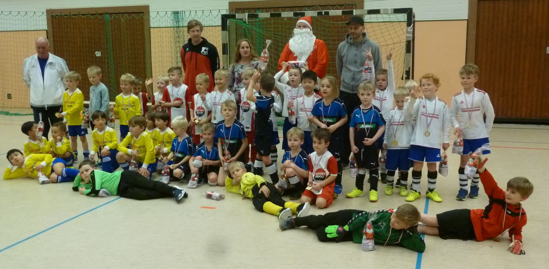 Die G-Jugendlichen mit ihrem Überraschungsgast, dem Nikolaus.