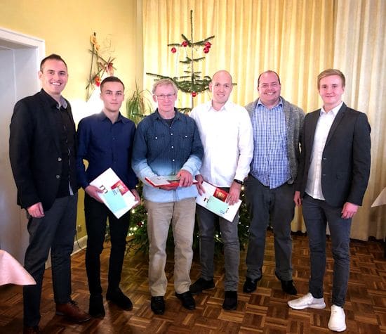 Die Schiedsrichter des Jahres eingerahmt von KSO Björn Hinrichs, Ansetzer Sven Thiele und Lehrwart Jannek Hansen (v.l.n.r).