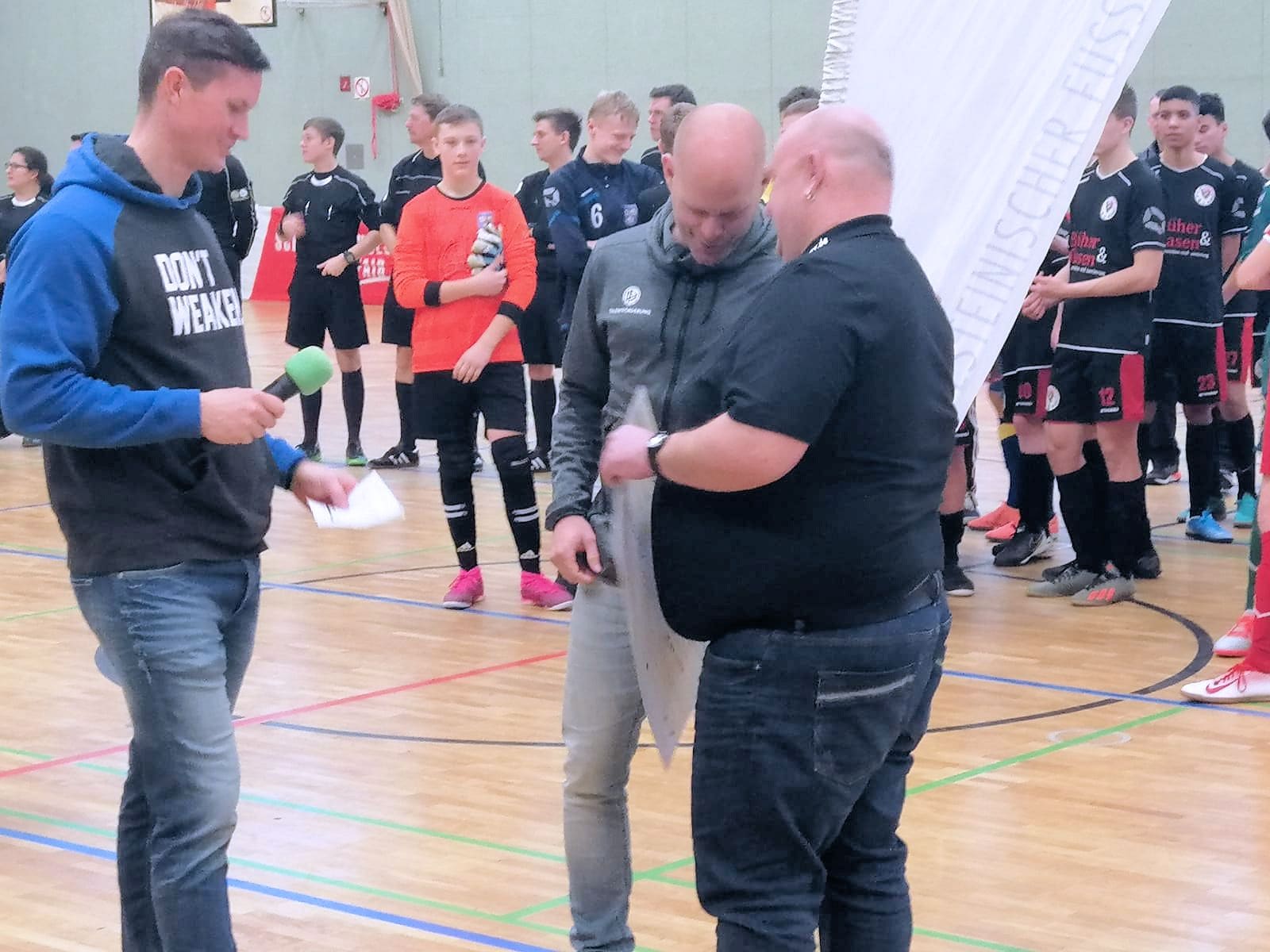 Hendrik Bunzen überreicht den symbolischen Scheck an Morten Klug