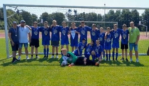 Kreisklassenmeister FSV Wyk-Föhr mit Meisterwimpel und -medaillien